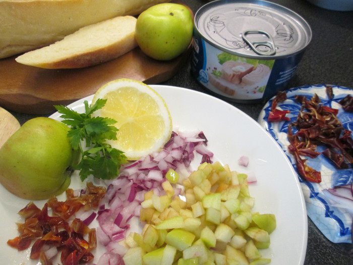 Брускетта, запеченная с тунцом и овощами