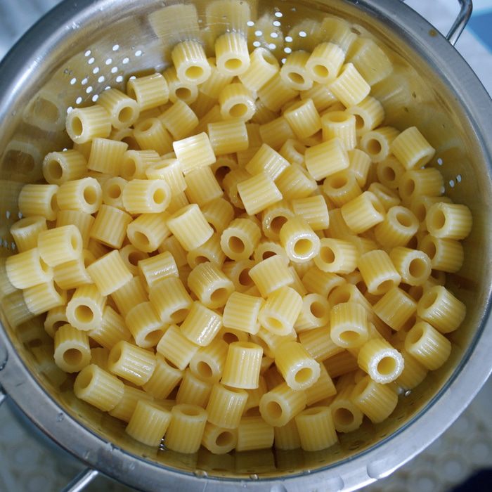 Салат из ветчины и макарон под соусом рикотта