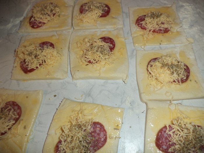 Слойки с сыровяленой колбаской и сыром