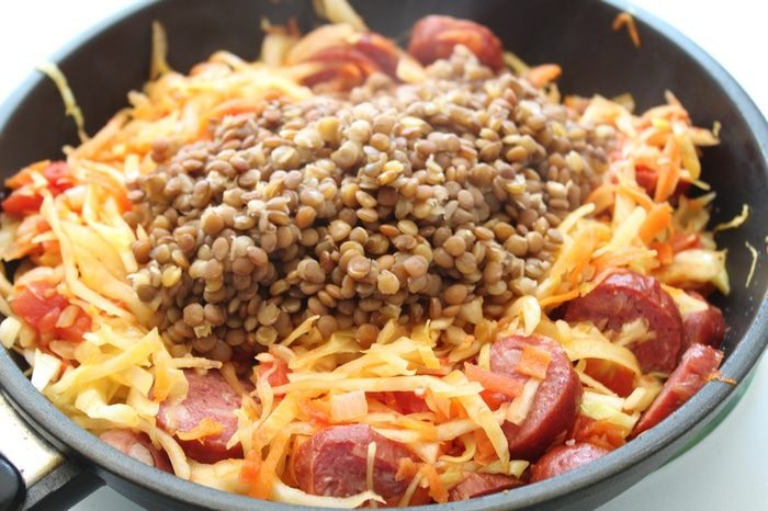 Капуста с чечевицей и колбасками