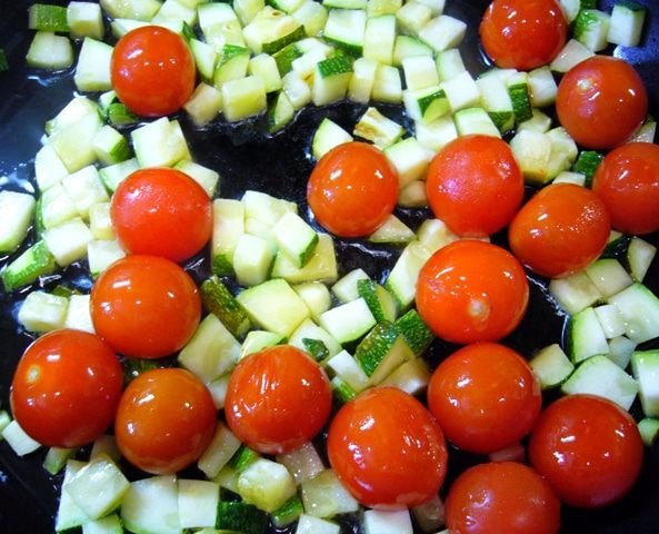 Паста с креветками, кабачками и помидорами черри