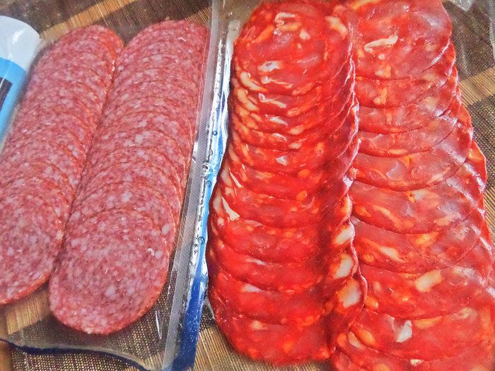Пикантная пицца с чоризо и тремя сырами