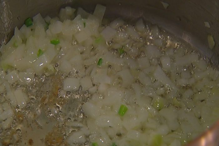 Уютный куриный суп с овощами и спагетти
