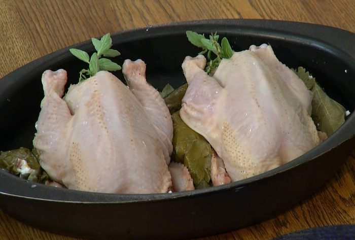 Цыплята, фаршированные творогом, грудинкой и виноградом