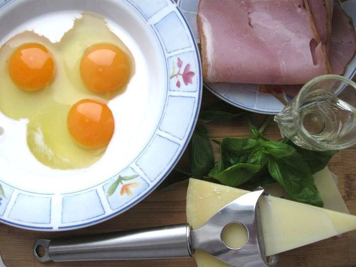 Яичный рулет с базиликом и кедровыми орешками