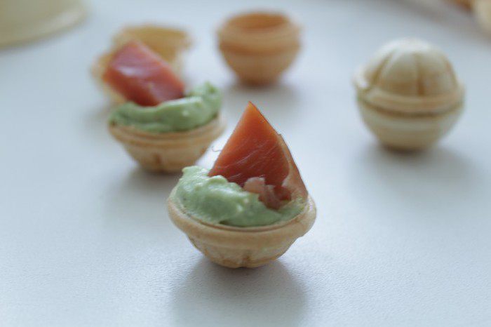 Тарталетки с авокадо и рыбой