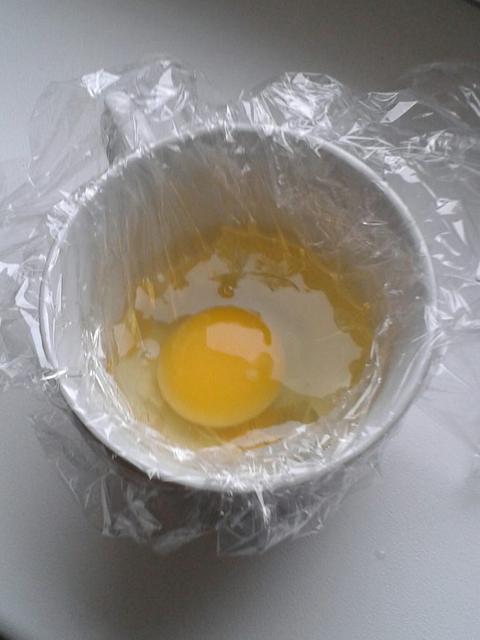 Спаржа с яйцом-пашот и соусом песто