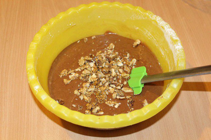 Шоколадный пирог с брусникой и орехами