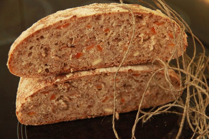 Хлеб с полбой и цукатами