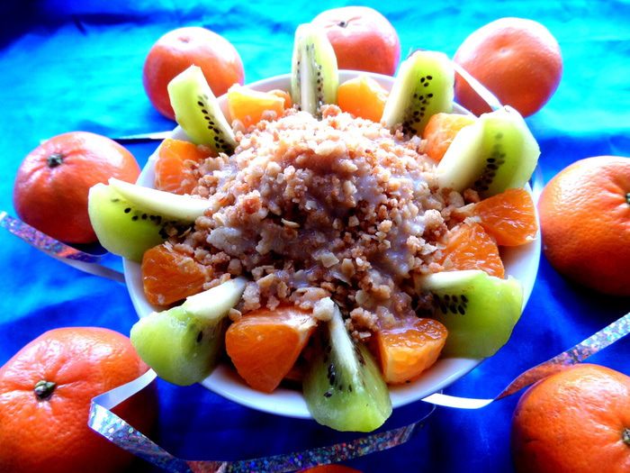 Фруктовый салат с овсяной крошкой и сгущенкой