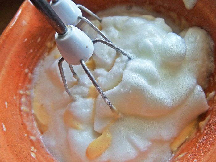 Рулет с творогом и черникой