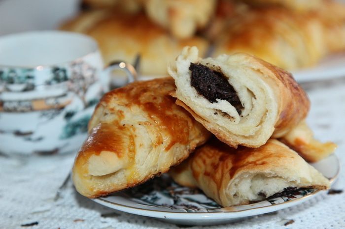 Круассаны с шоколадом (романтический завтрак)