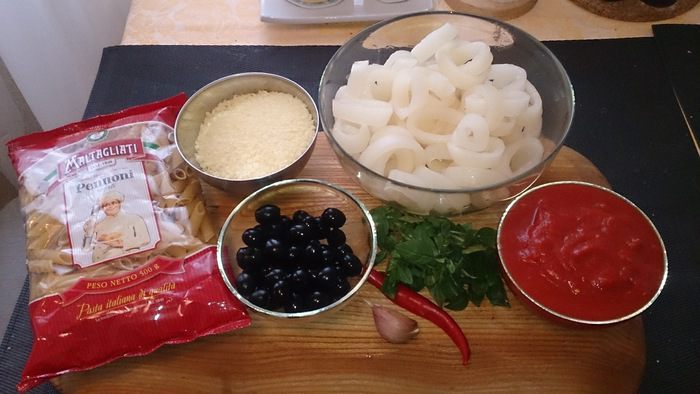 Пенне в томатном соусе с кальмарами и маслинами