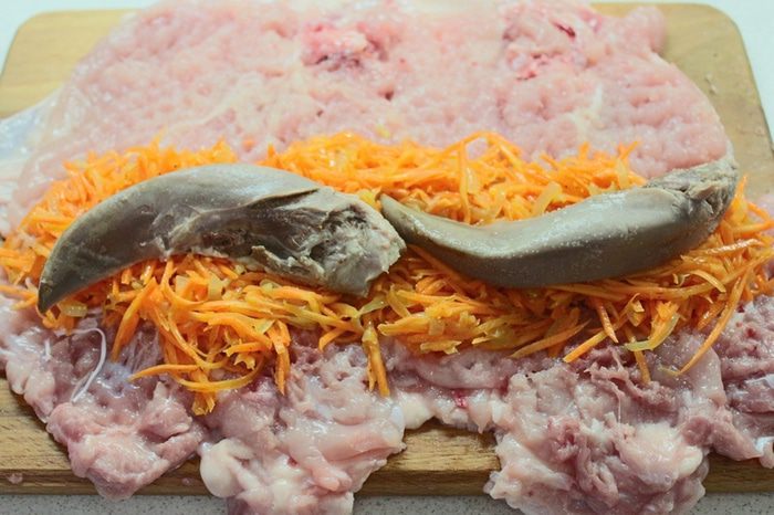 Куриный рулет с корейской морковью и языком