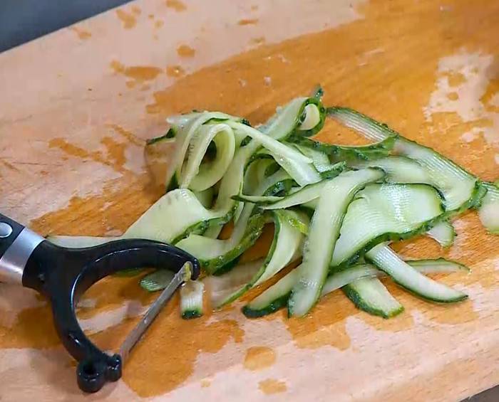 Салат с креветками, огурцом и апельсином 