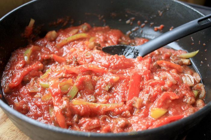 Курица с овощами и моцареллой под томатным соусом