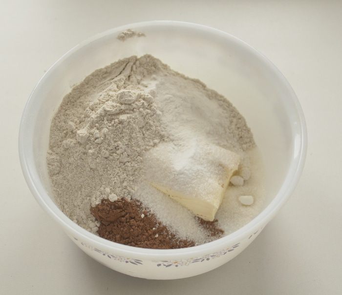 Шоколадно-творожный пирог с брусникой