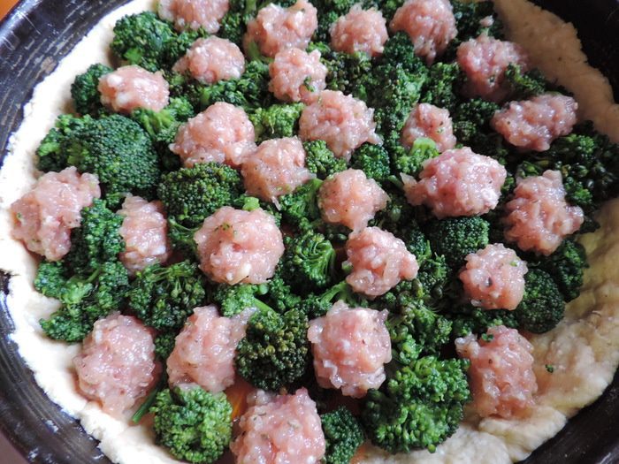 Творожный пирог с мясными шариками и овощами под сырной заливкой