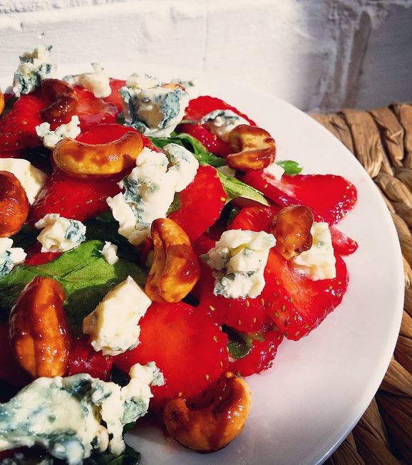 Салат с клубникой, голубым сыром, кешью и шпинатом