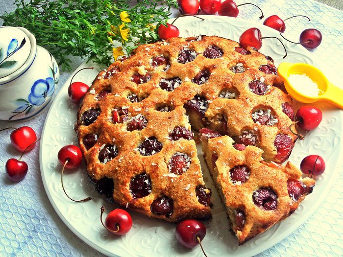 Пирог «Черешня в ореховом тесте»