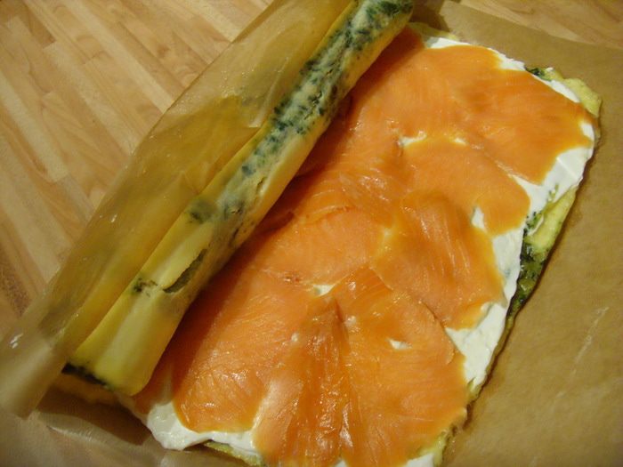 Сырный рулет с лососем и шпинатом