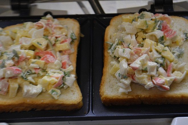 Тосты с сыром и крабовыми палочками