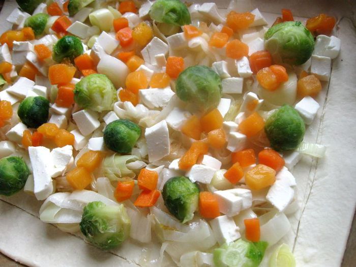 Пирог из слоеного теста с овощами