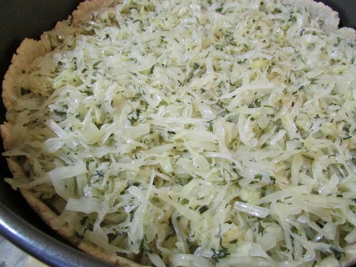 Киш из цельнозерновой муки с капустой и яйцом