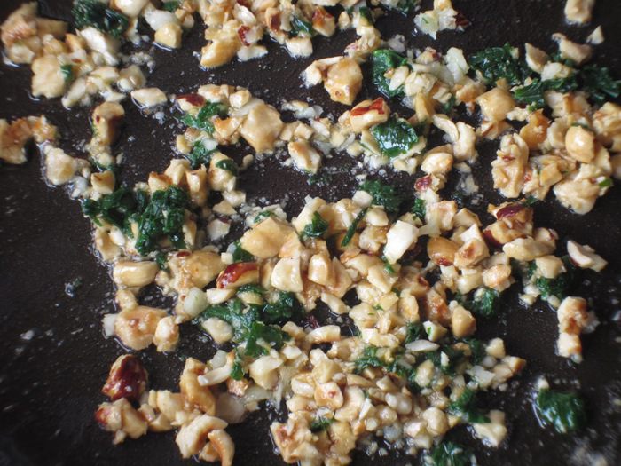 Хек с картофелем и фундуком