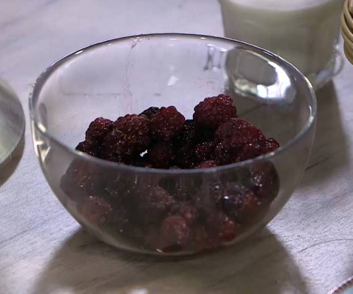 Сливочная запеканка с яблоком и ежевикой 
