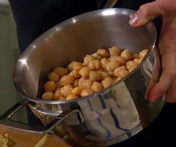 Салат из нута, артишоков и помидоров 