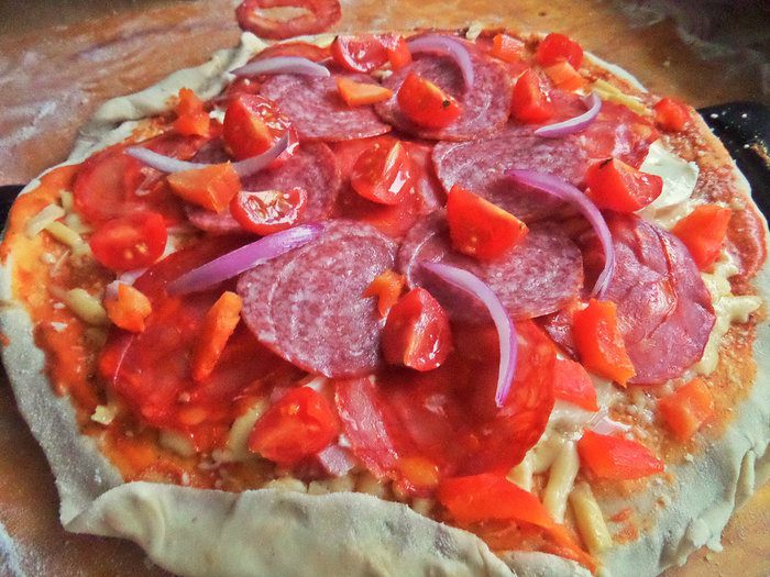 Пикантная пицца с чоризо и тремя сырами