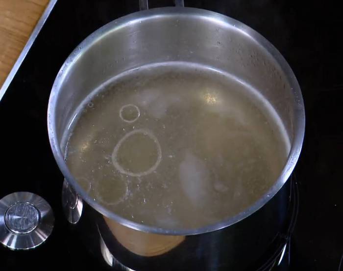 Куриный бульон с яйцом и беконом 