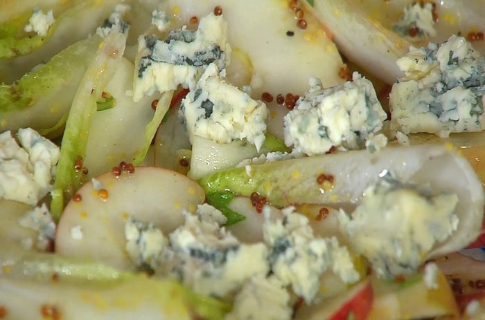Салат из цикория с яблоком, крутонами и голубым сыром 