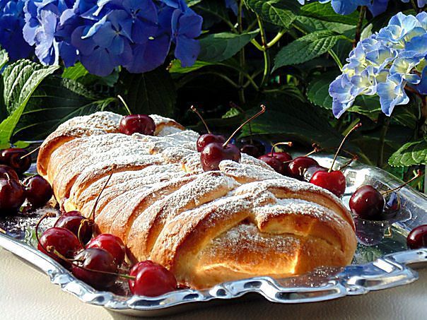Плетенка с вишней и грецким орехом