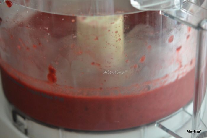 Кекс с ягодным соусом