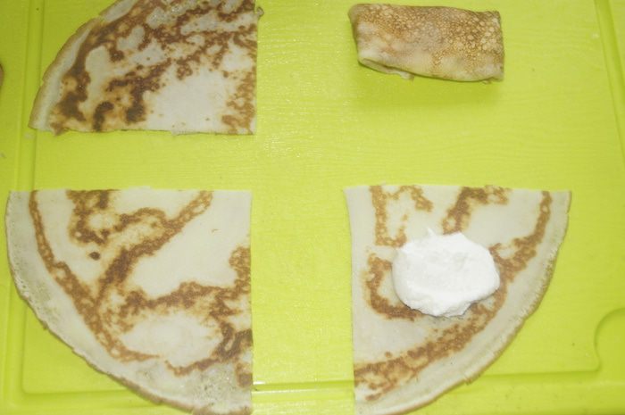 Блинчики-малышки с творогом в горшочках