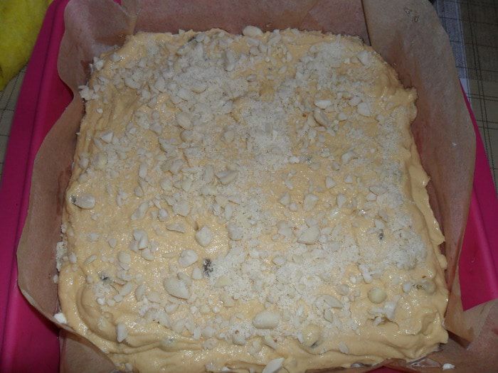 Пирог с изюмом и арахисом