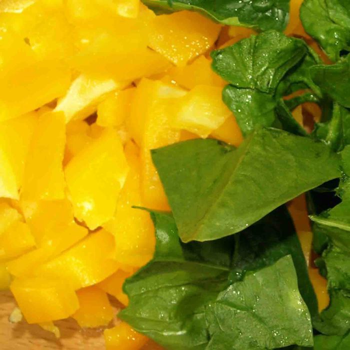 Теплый салат из пипе ригате с курицей и шпинатом