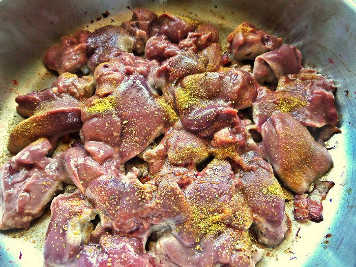 Куриная печень с овощами и гречкой