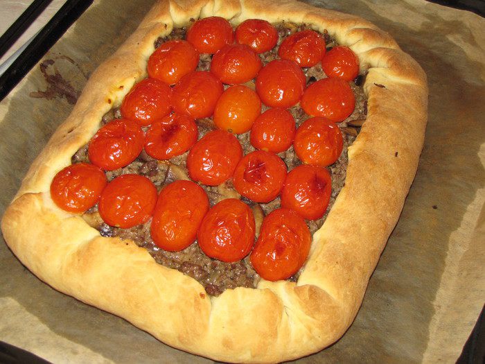 Открытый пирог с бараниной, грибами и помидорами