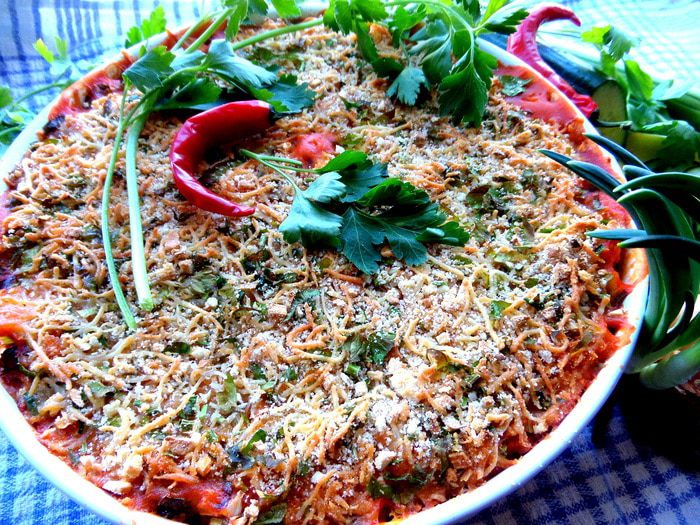 Баварские колбаски с итальянской пастой под сырным штрейзелем