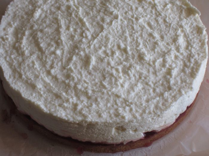 Торт с черешней и творожным муссом