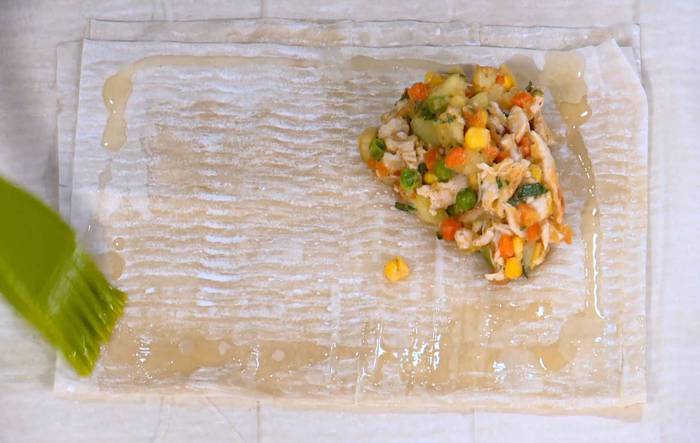 Самоса из теста фило с курицей, овощами и карри 