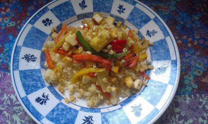 Кус-кус с паниром, овощами wok и ростками маша