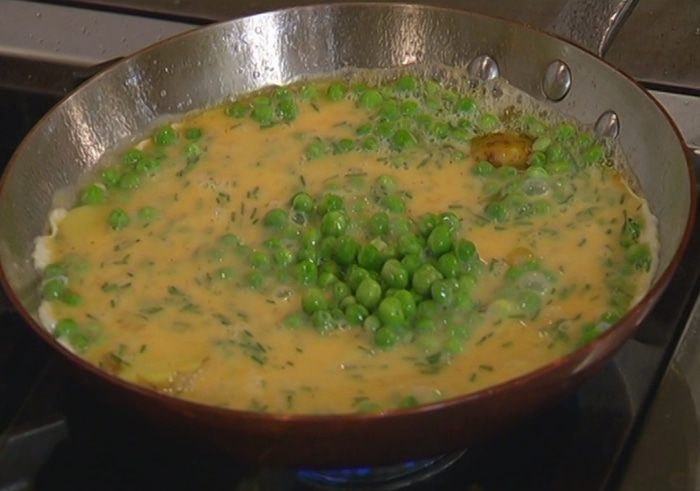 Омлет с зеленым горошком, картофелем и сыром 