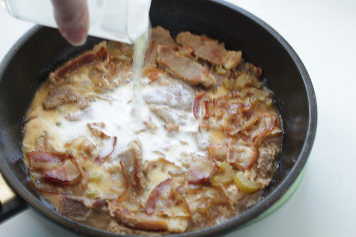 Мясное жаркое в соусе из сливок и белого вина