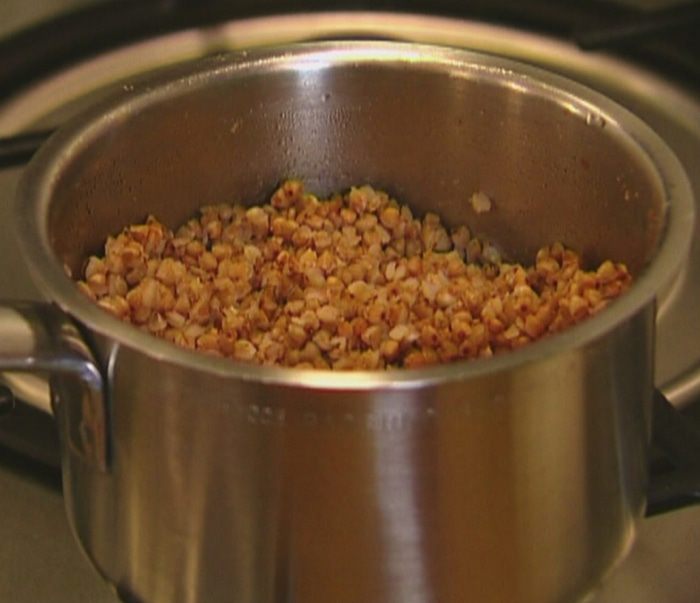 Гречка с перепелиными яйцами и овечьим сыром   
