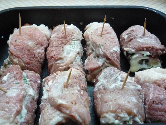 Рулетики из свинины с черносливом