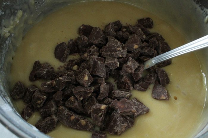 Кекс с молочным шоколадом и фруктами